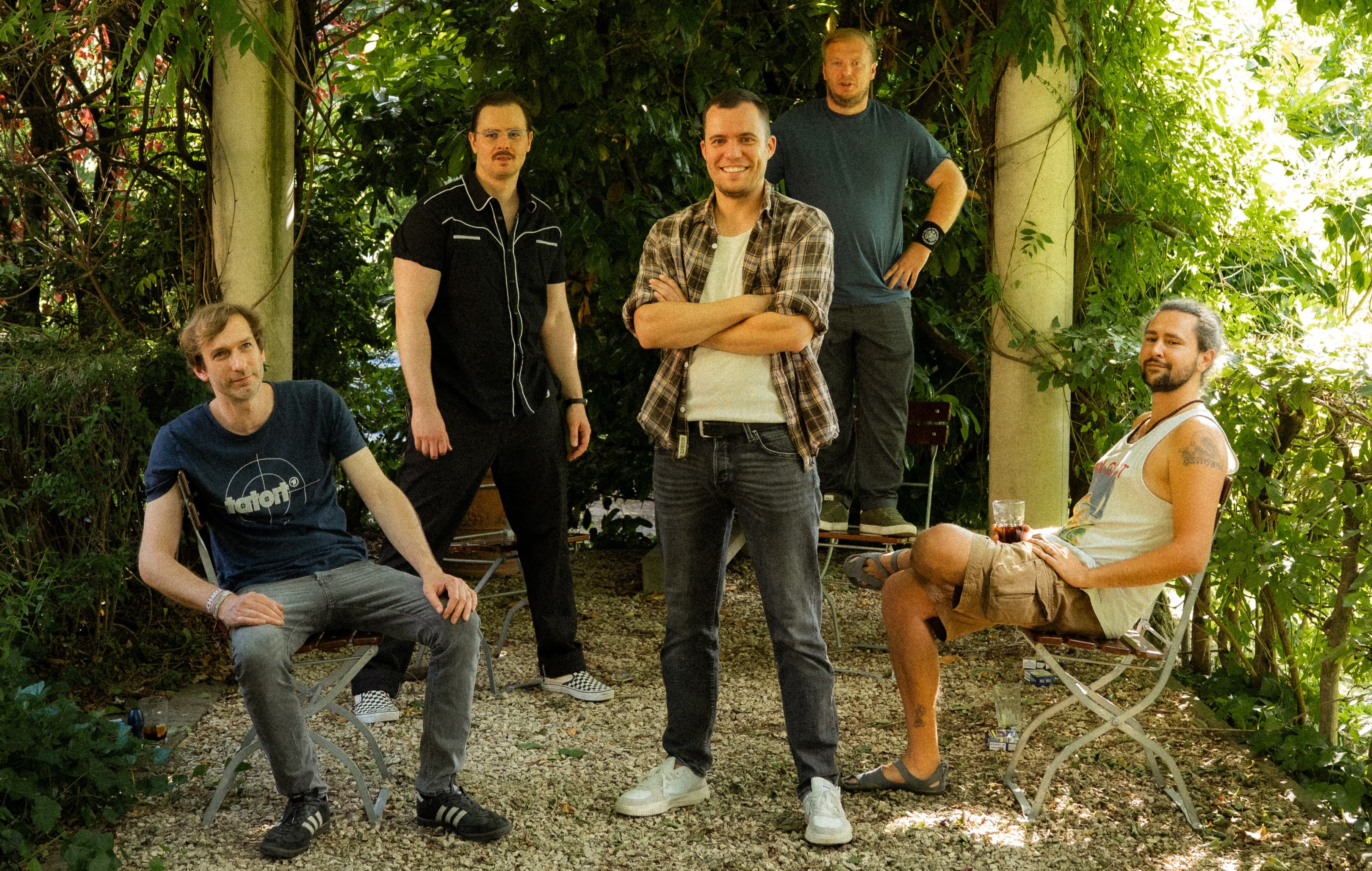 Die Opel-Gang vor einer weißen Industriewand stehend. Von links stehen Torsten, Moritz, Christoph, Thorben und Robin.