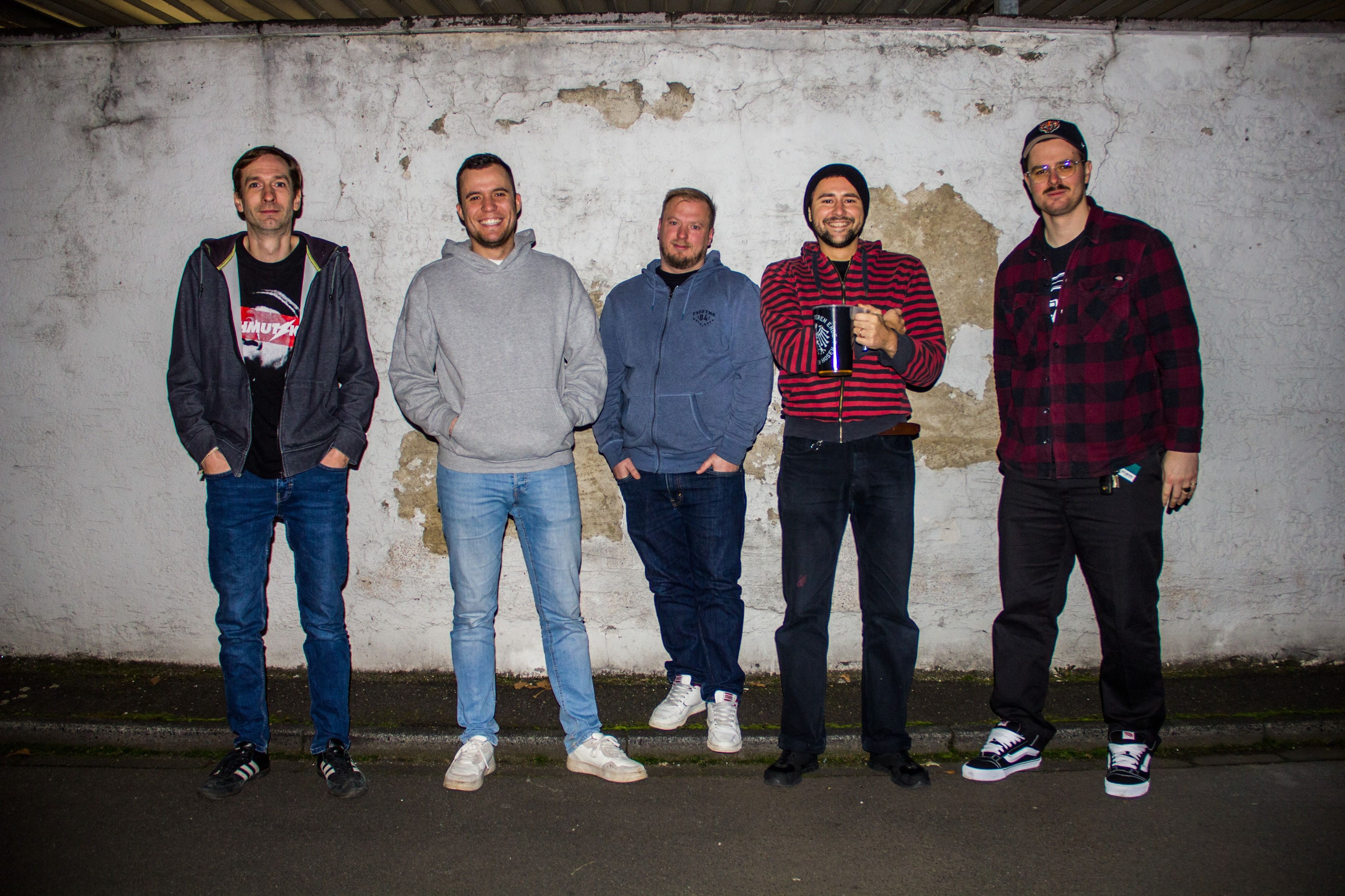 Die Opel-Gang vore einer weißen Industriewand stehend. Von links stehen Torsten, Moritz, Christoph, Thorben und Robin.