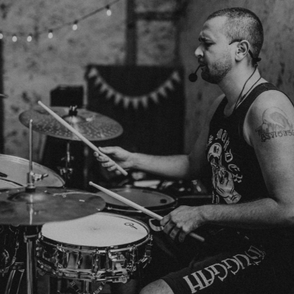 dieses Bild zeigt unseren Schlagzeuger Thorben bei einem Auftritt, wie er konzentriert Drums spielt. 