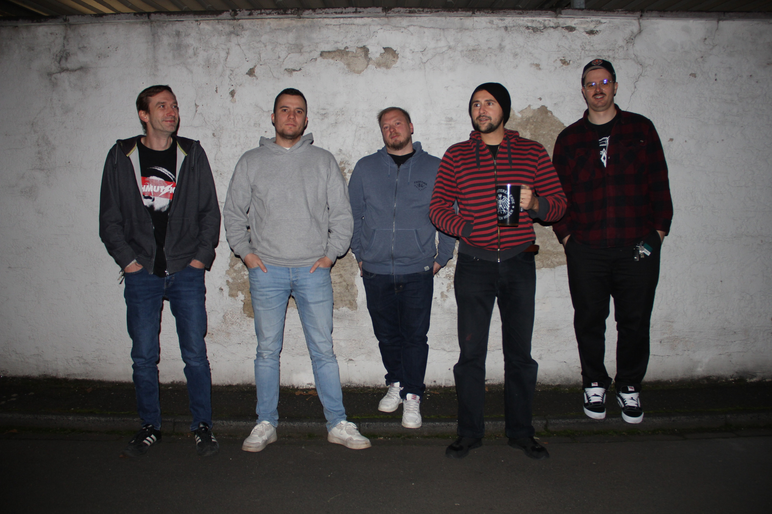 Die Opel-Gang vore einer weißen Industriewand stehend. Von links stehen Torsten, Moritz, Christoph, Thorben und Robin.